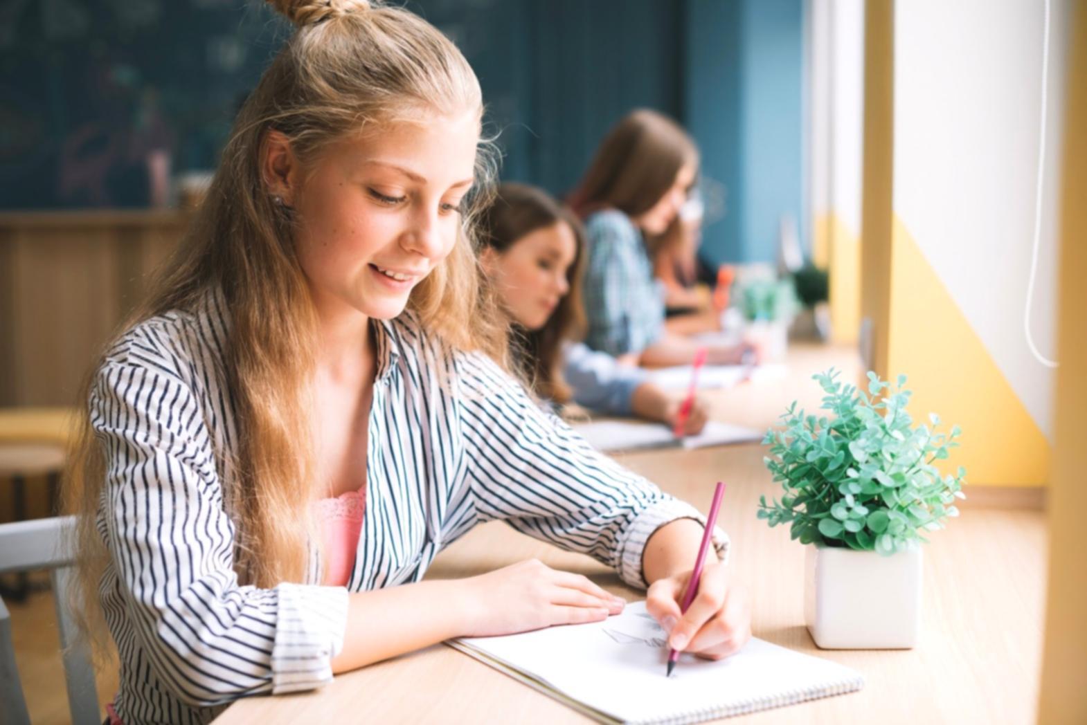 Étudiants travaillant sur des analyses financières